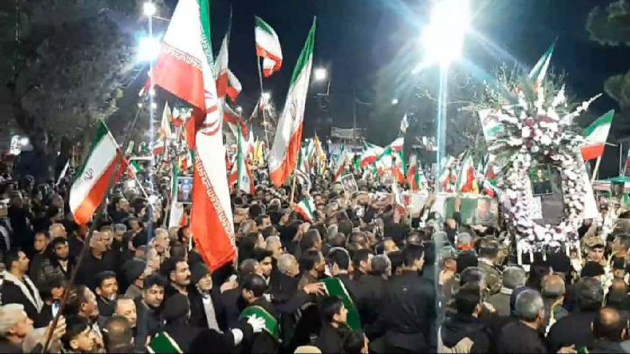 پیکر مطهر شهید مکرم عظیمی مهمان دست‌های مردم سلماس