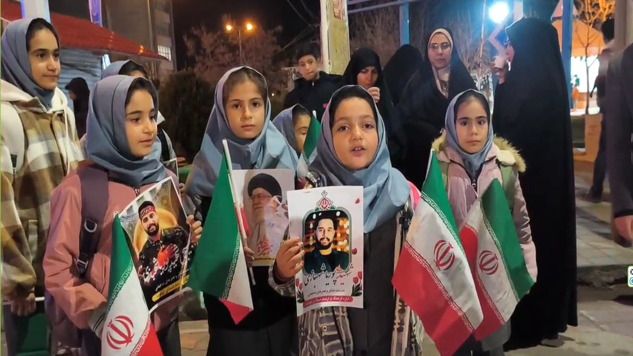 اجرای سرود دانش آموز نهاوندی در سوگ شهادت رهبر انقلاب اسلامی + فیلم