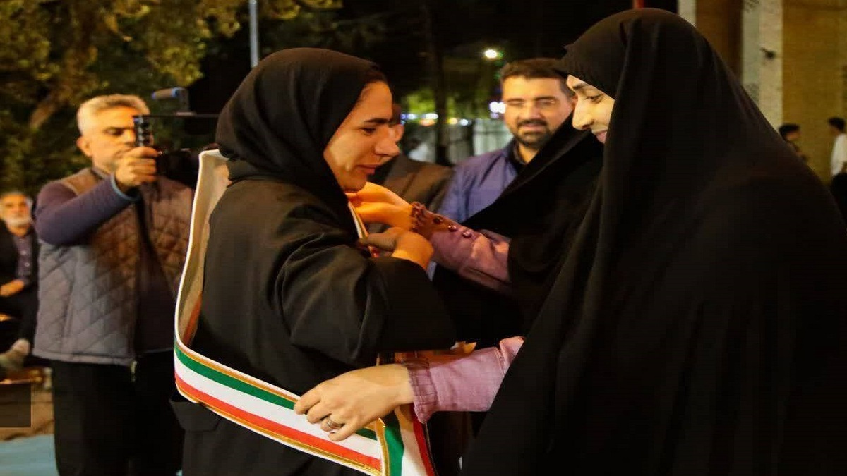 باشگاه خبرنگاران -تجلیل از بانوی  فوتبالیست ملی پوش قمی در آیین آغاز هفته منش پهلوانی