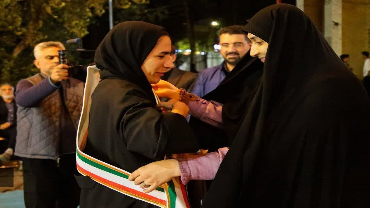 تجلیل از بانوی  فوتبالیست ملی پوش قمی در آیین آغاز هفته منش پهلوانی