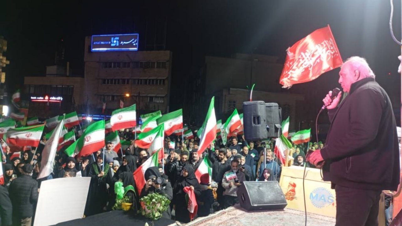 تجمع شب سی‌وششم در میدان جمهوری اسلامی؛ افتخار بهمن دان به ایران