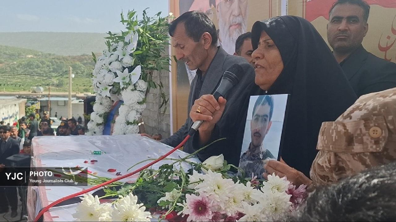 رجزخوانی مادر شهید ابوالفضل پیمان در مراسم فرزندش/ دیگر فرزندان و نوه‌ام را فدای رهبر می‌کنم+ فیلم