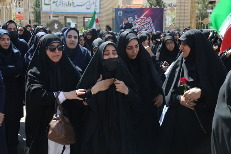 وداع باشکوه با پیکر مطهر بانو شهیده احمدیان در بیمارستان شهدای قم +تصاویر