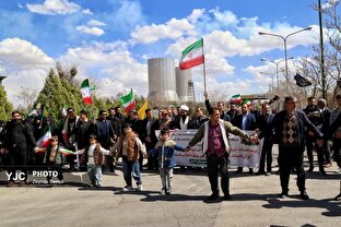 تشکیل زنجیره انسانی در دفاع از زیرساخت های کشور در همدان