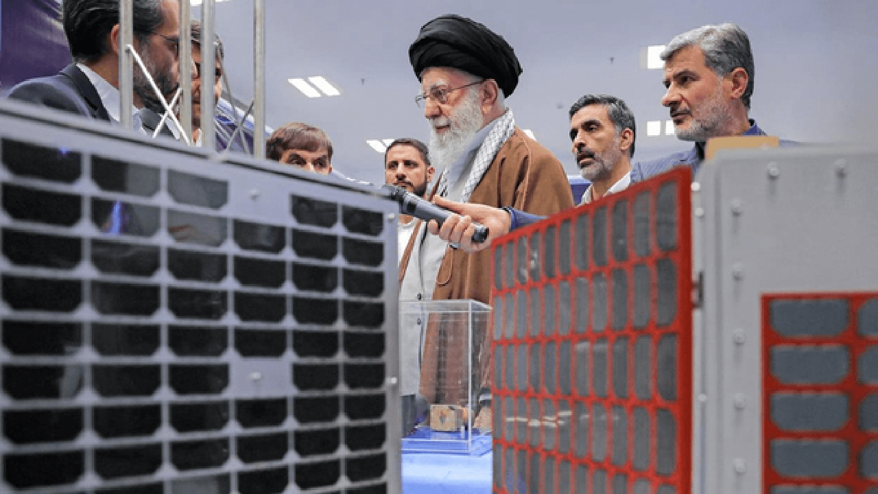 رهبر شهید: در اوج تلاطم‌ها پایه‌های علمی مستحکم را بنا کنید