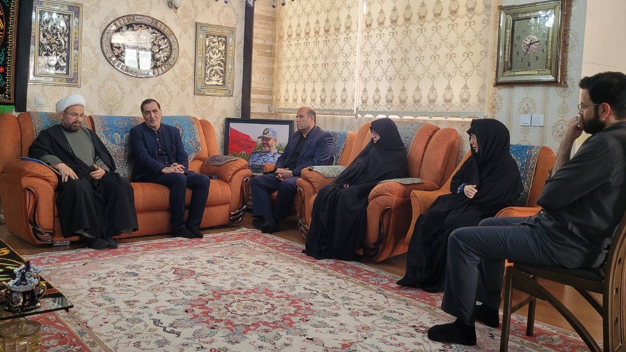 دیدار رئیس بنیاد شهید و امور ایثارگران با خانواده شهید امیر سرلشکر نصیرزاده