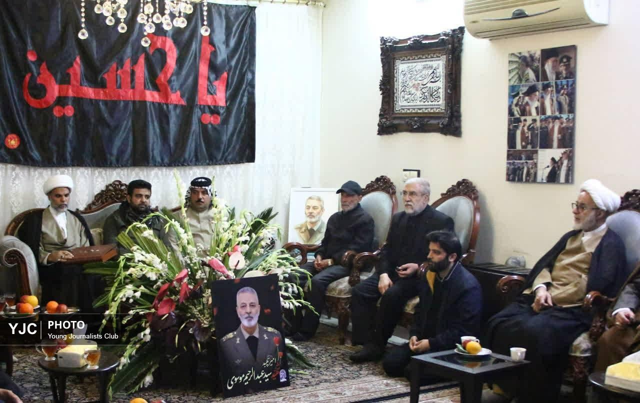 دیدار نماینده فرهنگی کتائب سیدالشهداء در ایران با خانواده شهید سپهبد موسوی در قم +تصاویر