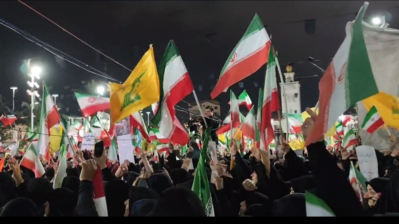 اهتزاز پرچم حزب‌الله در سی‌ونهمین اجتماع خونخواهی رهبر شهید انقلاب + فیلم