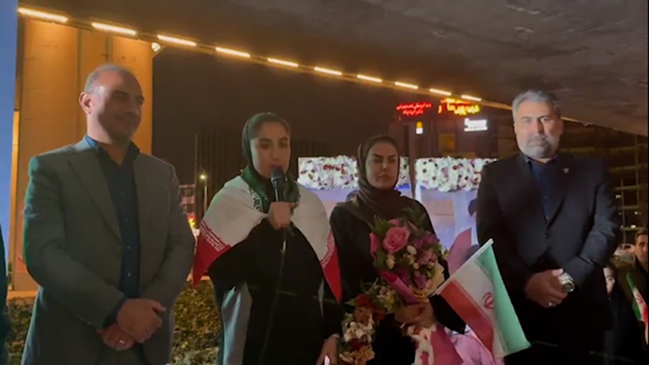 بازیکن تیم فوتبال بانوان: از امروز موظفم در خیابان ‌کنار مردم کشورم باشم‌ + فیلم