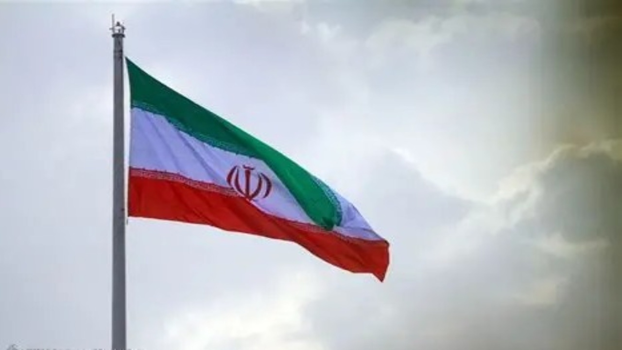 ادای احترام ماهدشتی‌ها به پرچم مقدس کشورمان در قاب دوربین شهروندخبرنگار