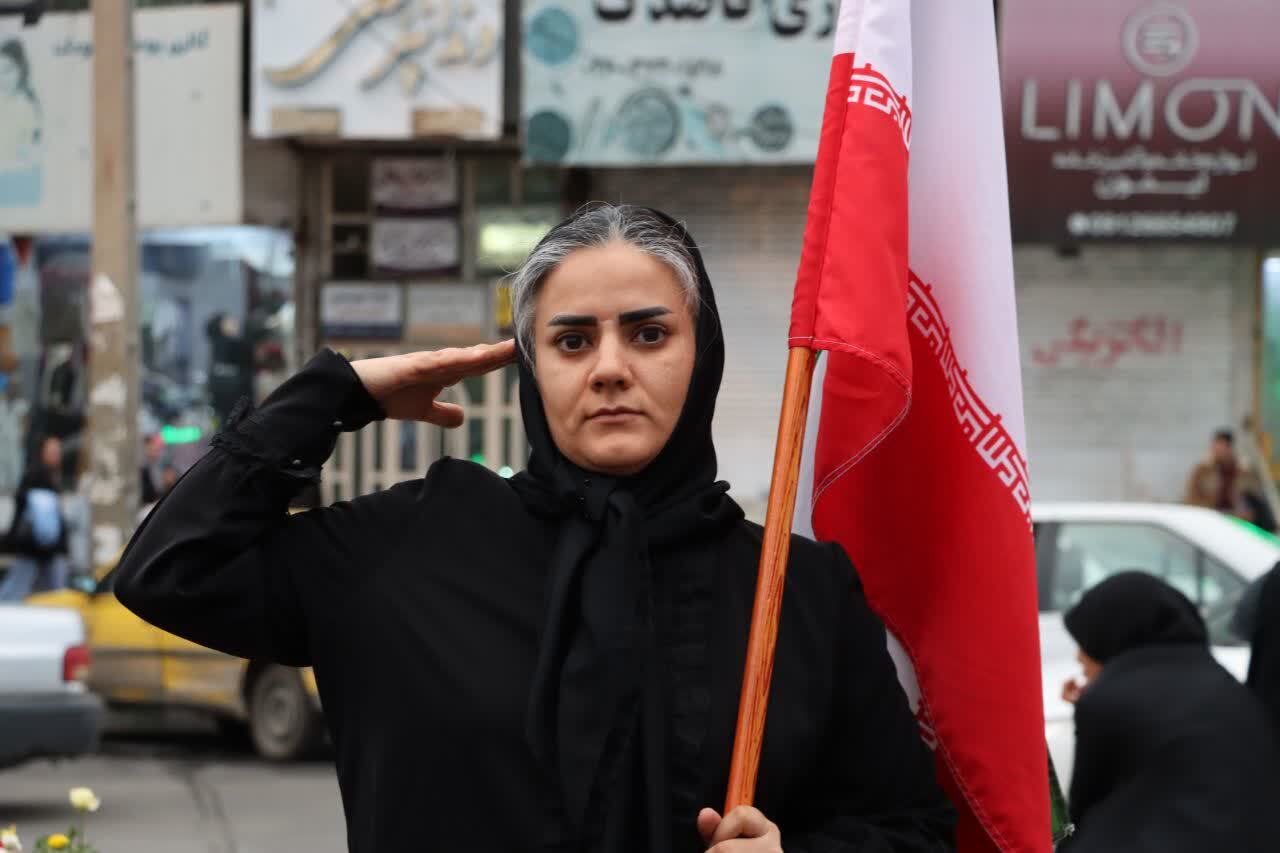 ادای احترام ماهدشتیها به پرچم مقدس کشورمان در قاب دوربین شهروندخبرنگار ادای احترام ماهدشتیها به پرچم مقدس کشورمان در قاب دوربین شهروندخبرنگار