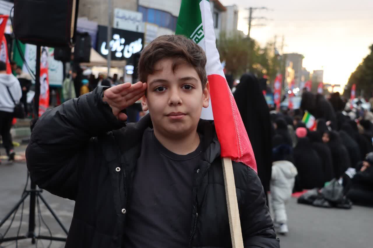 ادای احترام ماهدشتیها به پرچم مقدس کشورمان در قاب دوربین شهروندخبرنگار ادای احترام ماهدشتیها به پرچم مقدس کشورمان در قاب دوربین شهروندخبرنگار