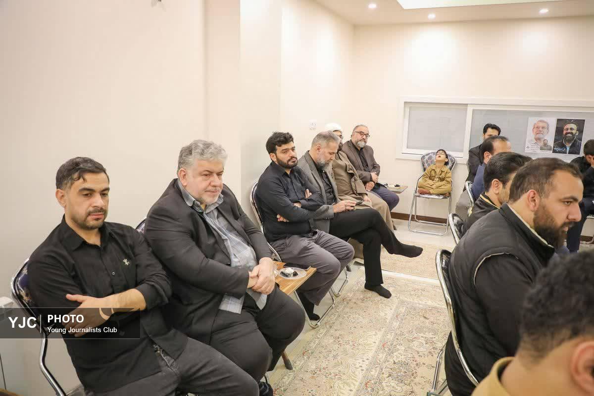 حضور تولیت مسجد جمکران و جمعی از اهالی رسانه قم در بیت شهید دکتر علی لاریجانی+تصاویر