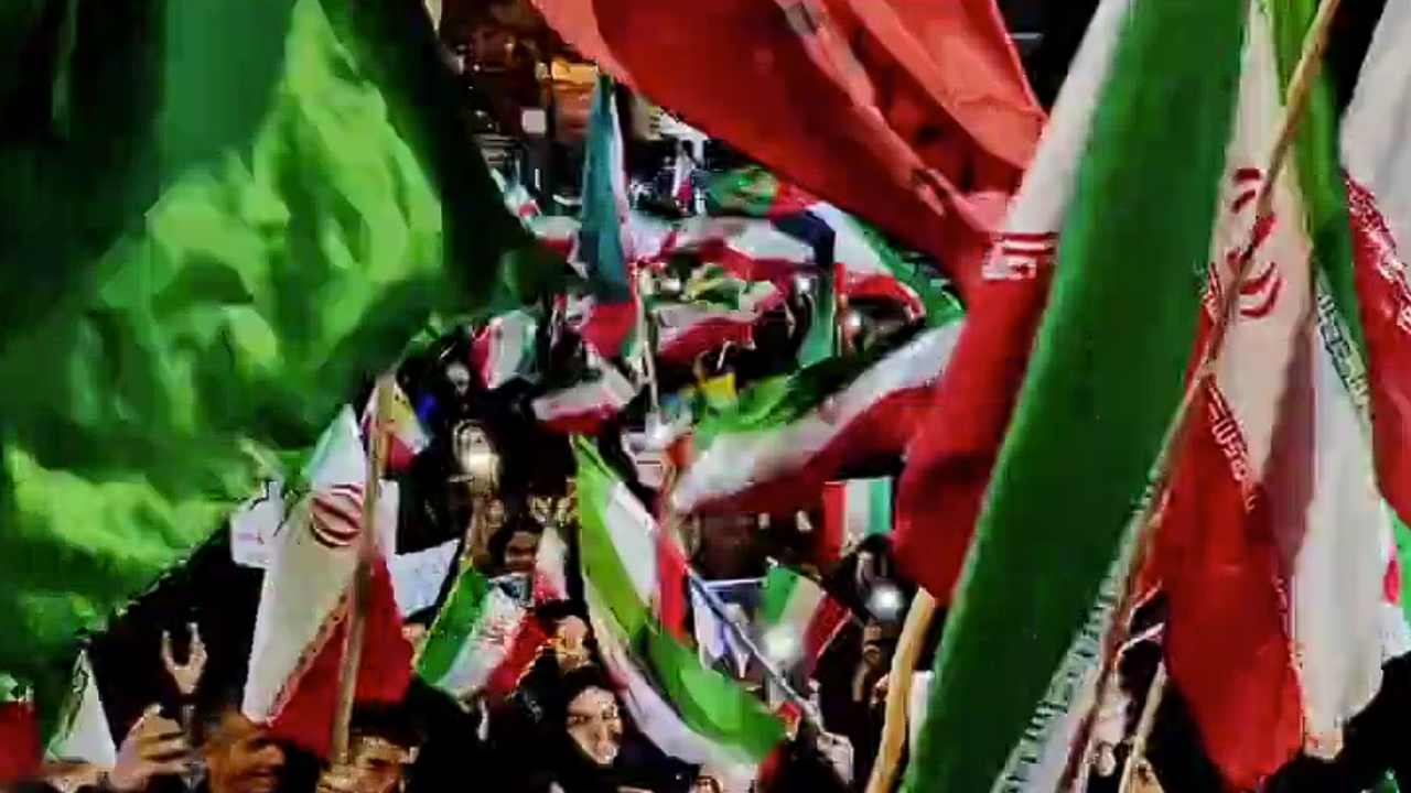 گوشه‌هایی از وطن دوستی دهدشتی‌ها در تجمع شبانه اقتدار و مقاومت + فیلم
