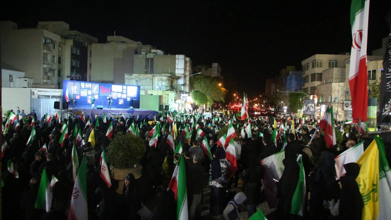 تجمع حماسی شب سی‌ونهم در میدان جمهوری اسلامی؛ همصدایی مردم در آستانه اربعین رهبر شهید