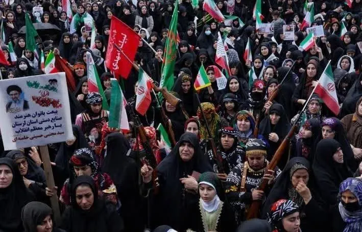 حضور انقلابی بانوان یزدی در چهلمین روز شهادت قائد امت +فیلم