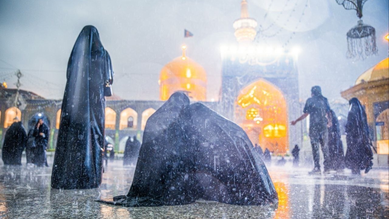 آسمان بارانی مشهدالرضا در اربعین رهبر شهید + فیلم
