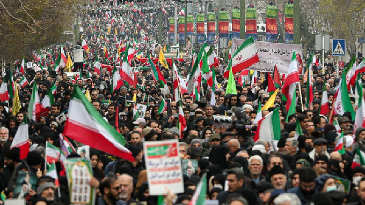 ملتی که ایستادگی کند هرگز روی شکست را نخواهد دید