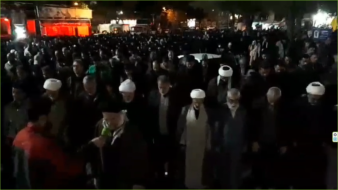 اقامه نماز استغاثه به امام زمان (عج) در میدان تختی شهرستان بروجرد + فیلم