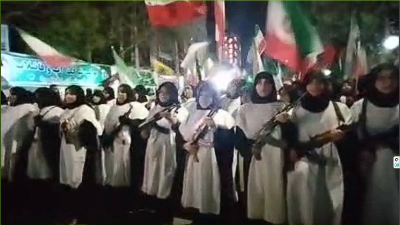 لبیک بانوان بروجردی به رهبر معظم انقلاب در تجمع شبانه اقتدار و مقاومت + فیلم