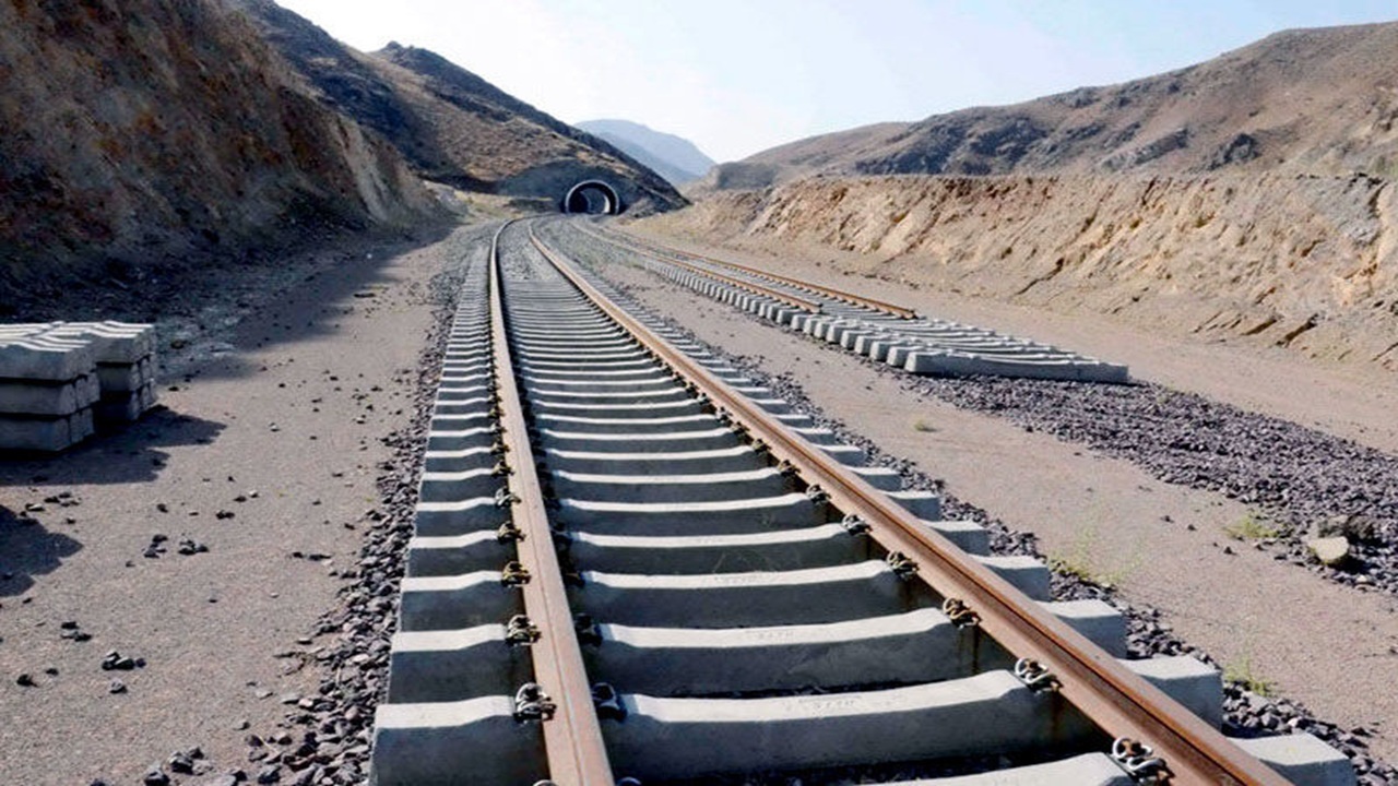 بازسازی سریع خطوط ریلی پس از آسیب‌های جنگ تحمیلی سوم