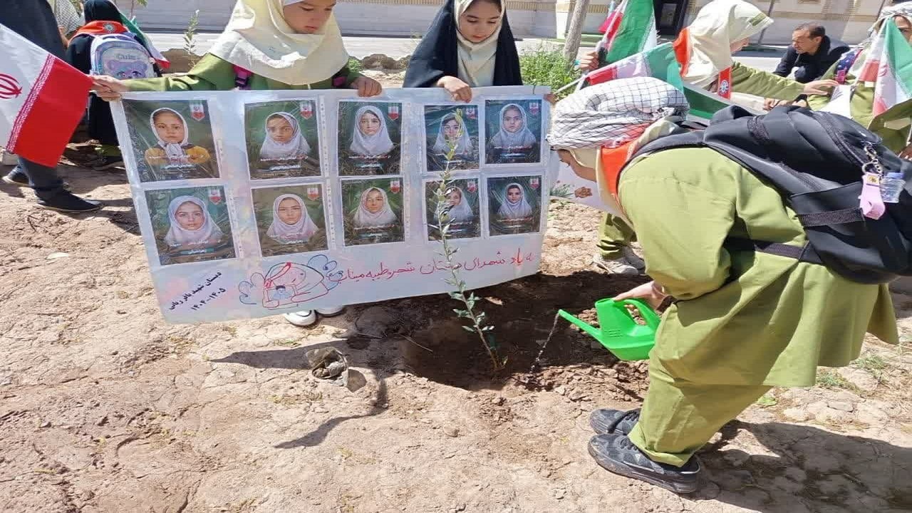 دانش آموزان جعفریه به یاد دختران میناب نهال کاشتند