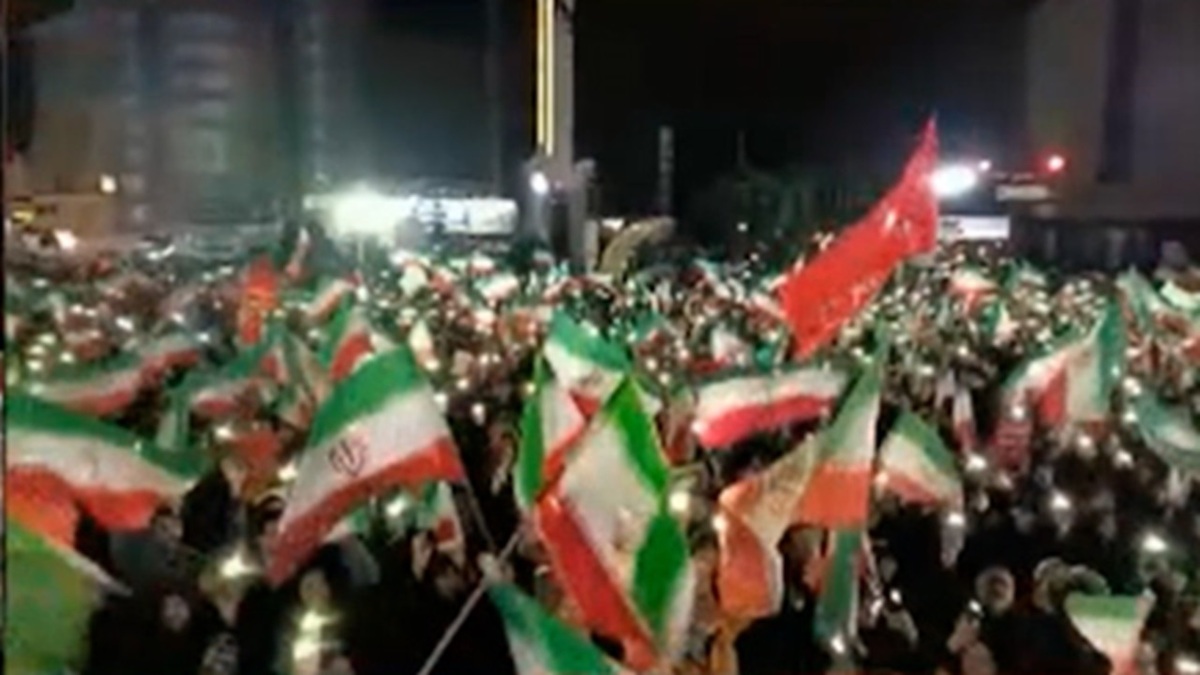 رنگ‌های پرچم مقدس ایران چه معنایی دارد؟ + فیلم