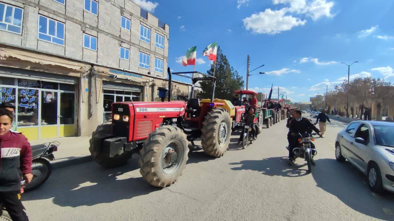 رژه تراکتور سواران روستای کریم آباد صالح آباد همزمان با اربعین رهبر شهید رژه تراکتور سواران روستای کریم آباد صالح آباد همزمان با اربعین رهبر شهید