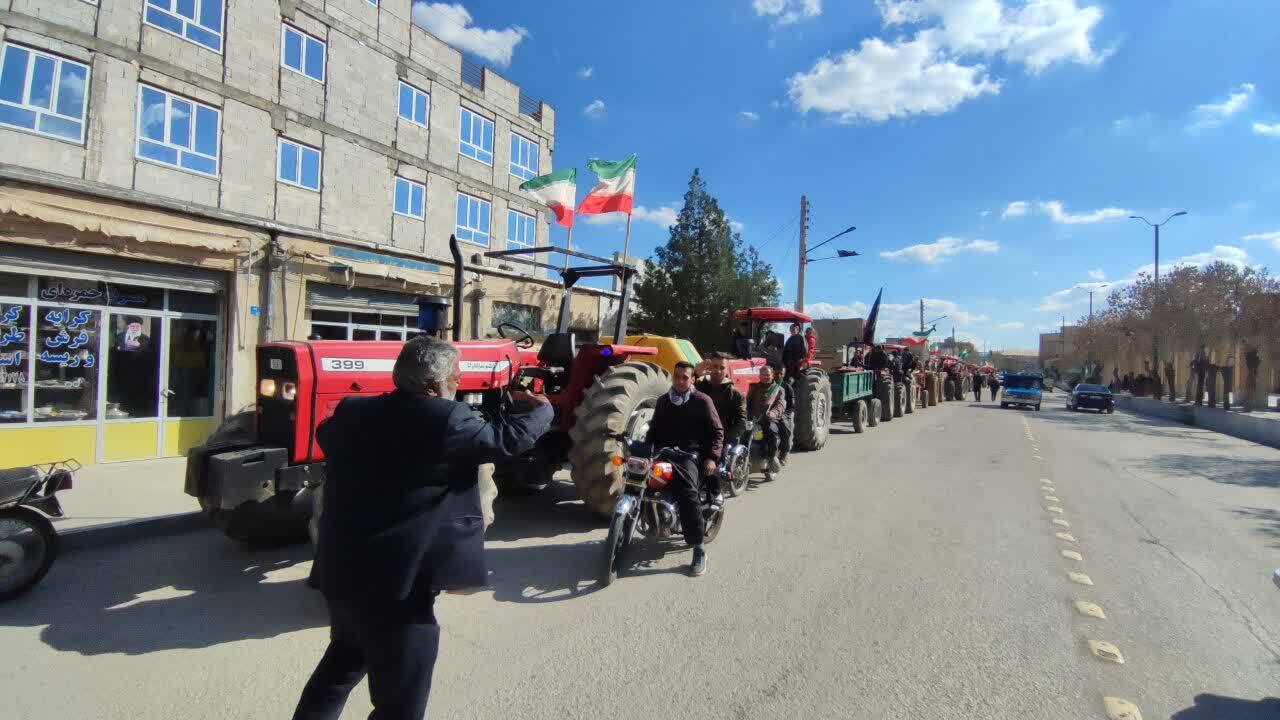 رژه تراکتور سواران روستای کریم آباد صالح آباد همزمان با اربعین رهبر شهید رژه تراکتور سواران روستای کریم آباد صالح آباد همزمان با اربعین رهبر شهید
