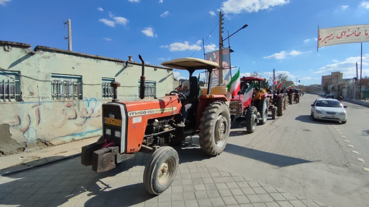 رژه تراکتور سواران روستای کریم آباد صالح آباد همزمان با اربعین رهبر شهید رژه تراکتور سواران روستای کریم آباد صالح آباد همزمان با اربعین رهبر شهید