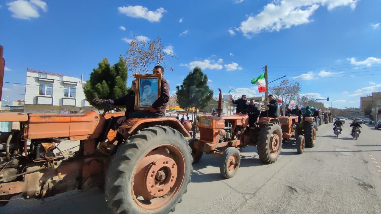 رژه تراکتور سواران روستای کریم آباد صالح آباد همزمان با اربعین رهبر شهید رژه تراکتور سواران روستای کریم آباد صالح آباد همزمان با اربعین رهبر شهید
