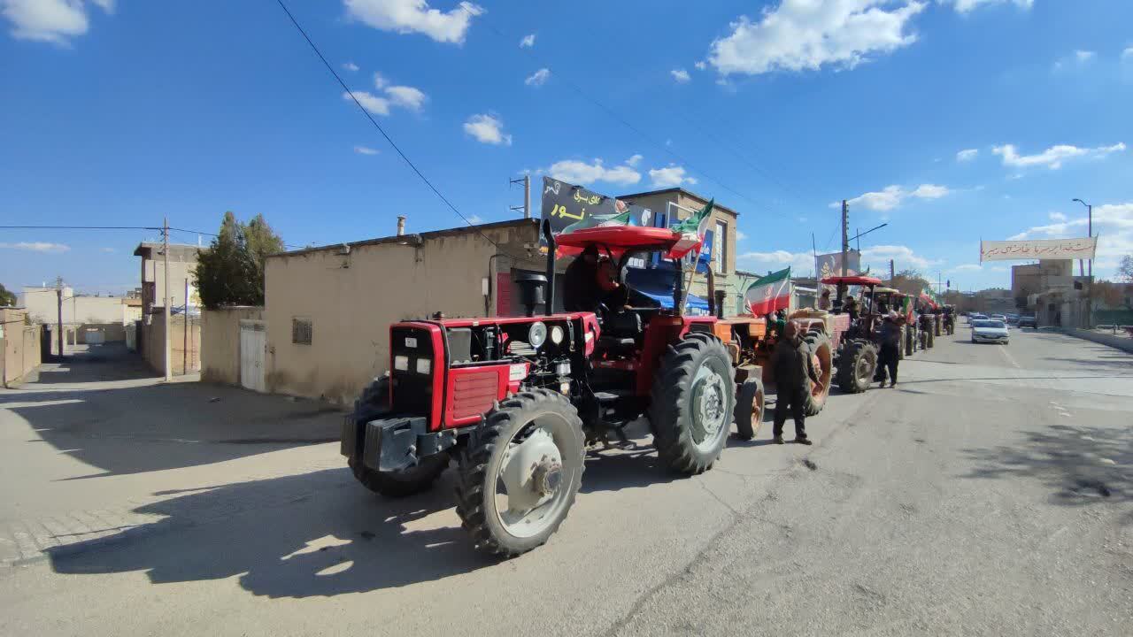 رژه تراکتور سواران روستای کریم آباد رژه تراکتور سواران روستای کریم آباد