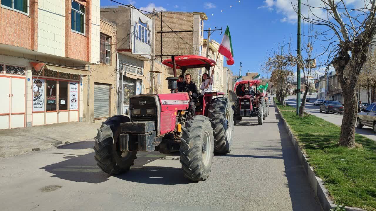 رژه تراکتور سواران روستای کریم آباد صالح آباد همزمان با اربعین رهبر شهید رژه تراکتور سواران روستای کریم آباد صالح آباد همزمان با اربعین رهبر شهید