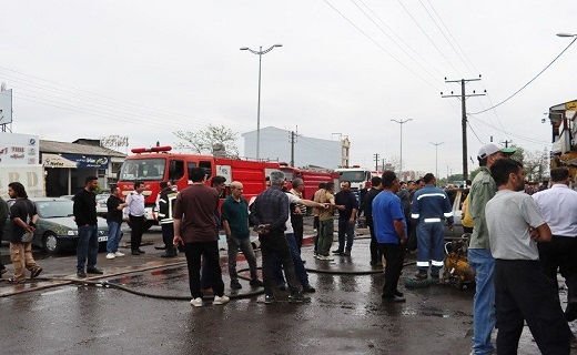 مهار آتش سوزی ۴ مغازه در جاده فومن