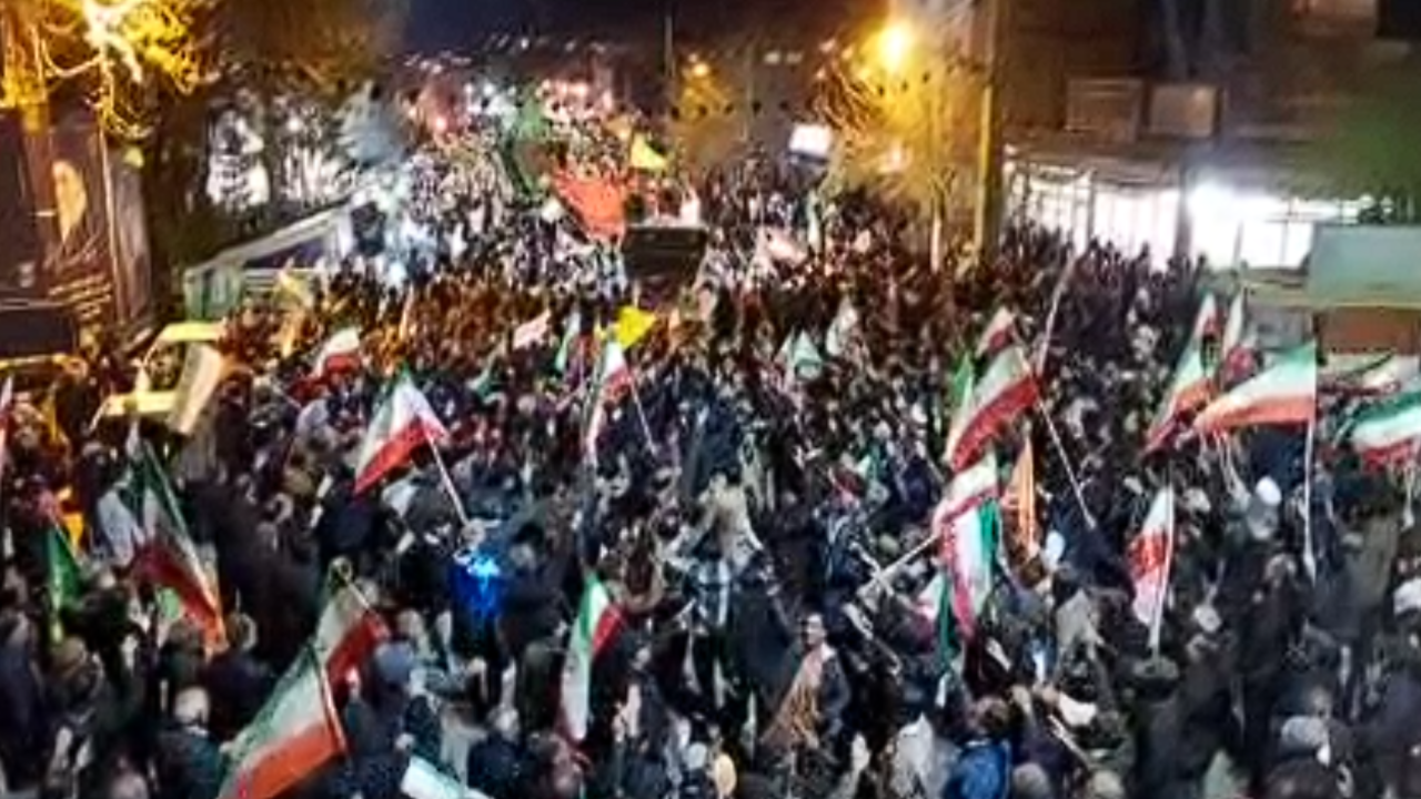 اجتماع پرشور نهاوندی‌ها در اجتماع چهل و دومین روز سوگ رهبر شهید + فیلم