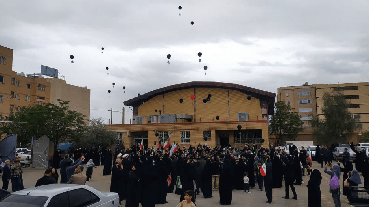 پرواز بادکنک های مشکی به یاد دختران میناب در قم