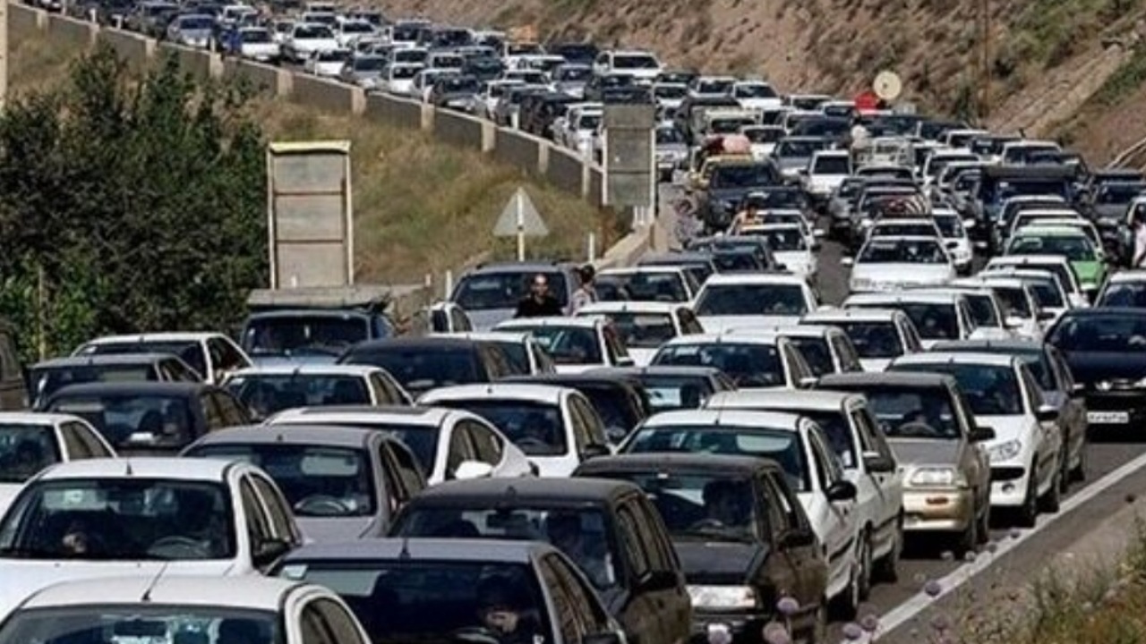 تداوم ترافیک نیمه سنگین در محور‌های منتهی به تهران/ بارش باران و برف در ۱۵ استان