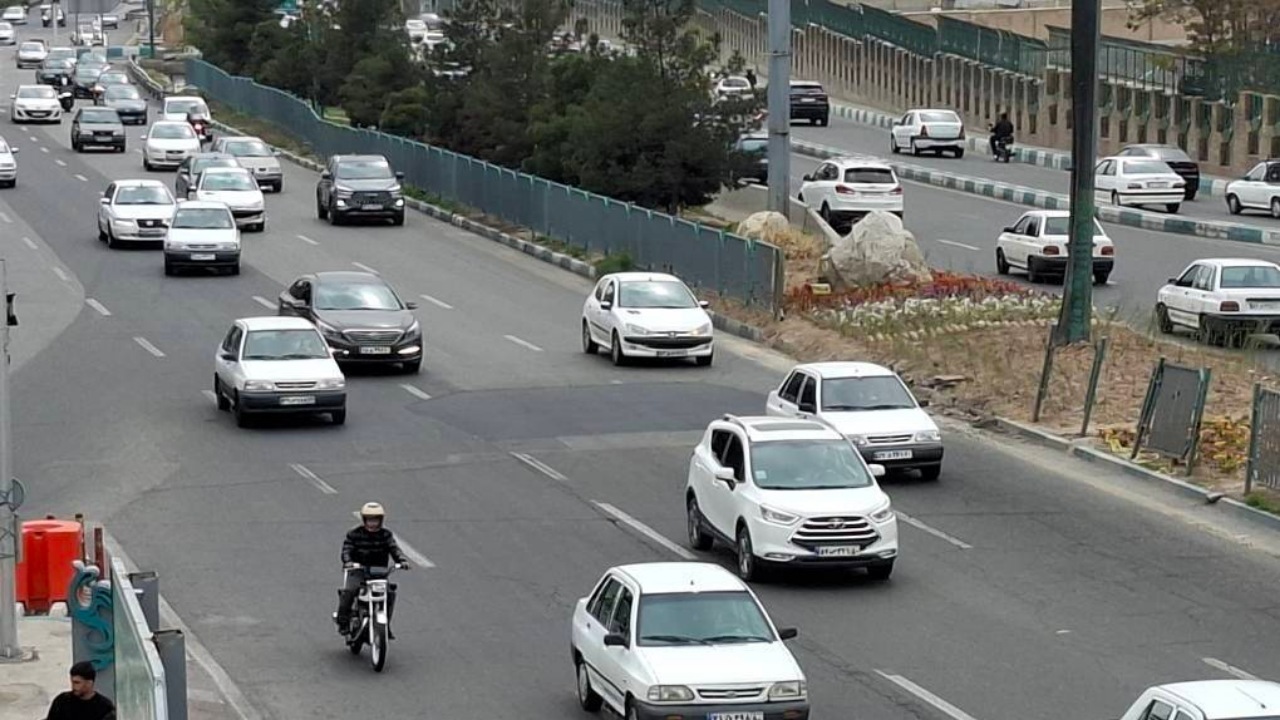 مرمت و بازسازی آسفالت بزرگراه شهید باقری در منطقه ۸ پس از حملات دشمن