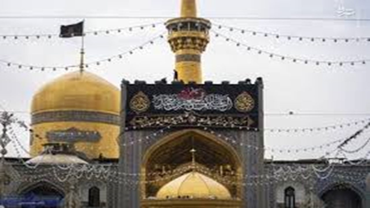 نصب کتیبه شهادت امام صادق (ع) در صحن‌های حرم مطهر رضوی + فیلم