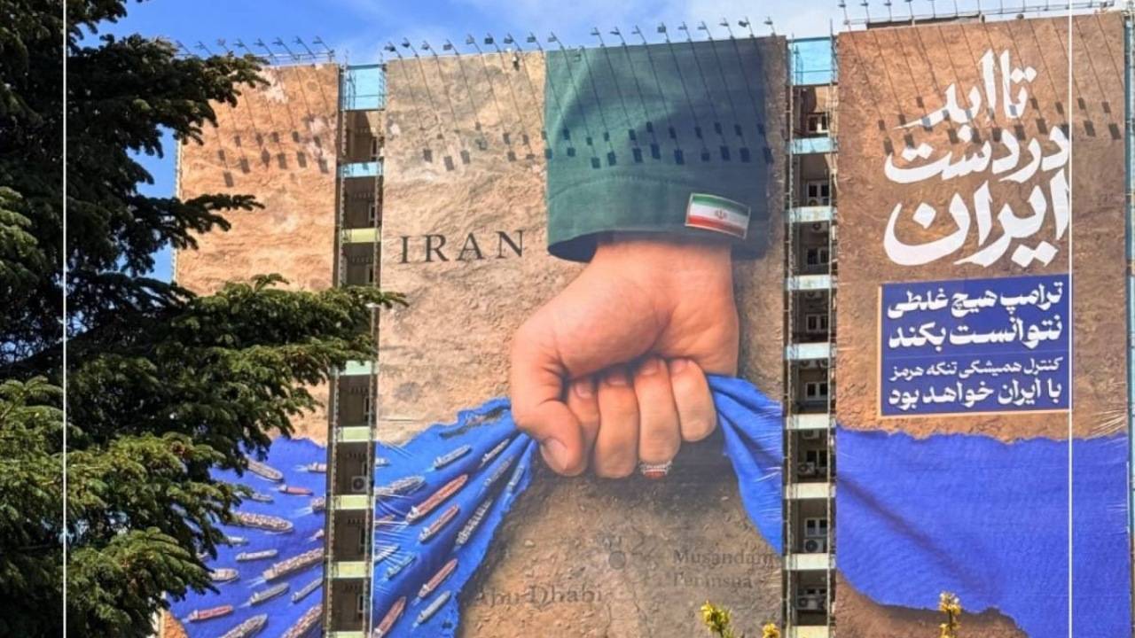 «تنگه هرمز تا ابد در دست ایران» بر دیواره میدان ونک
