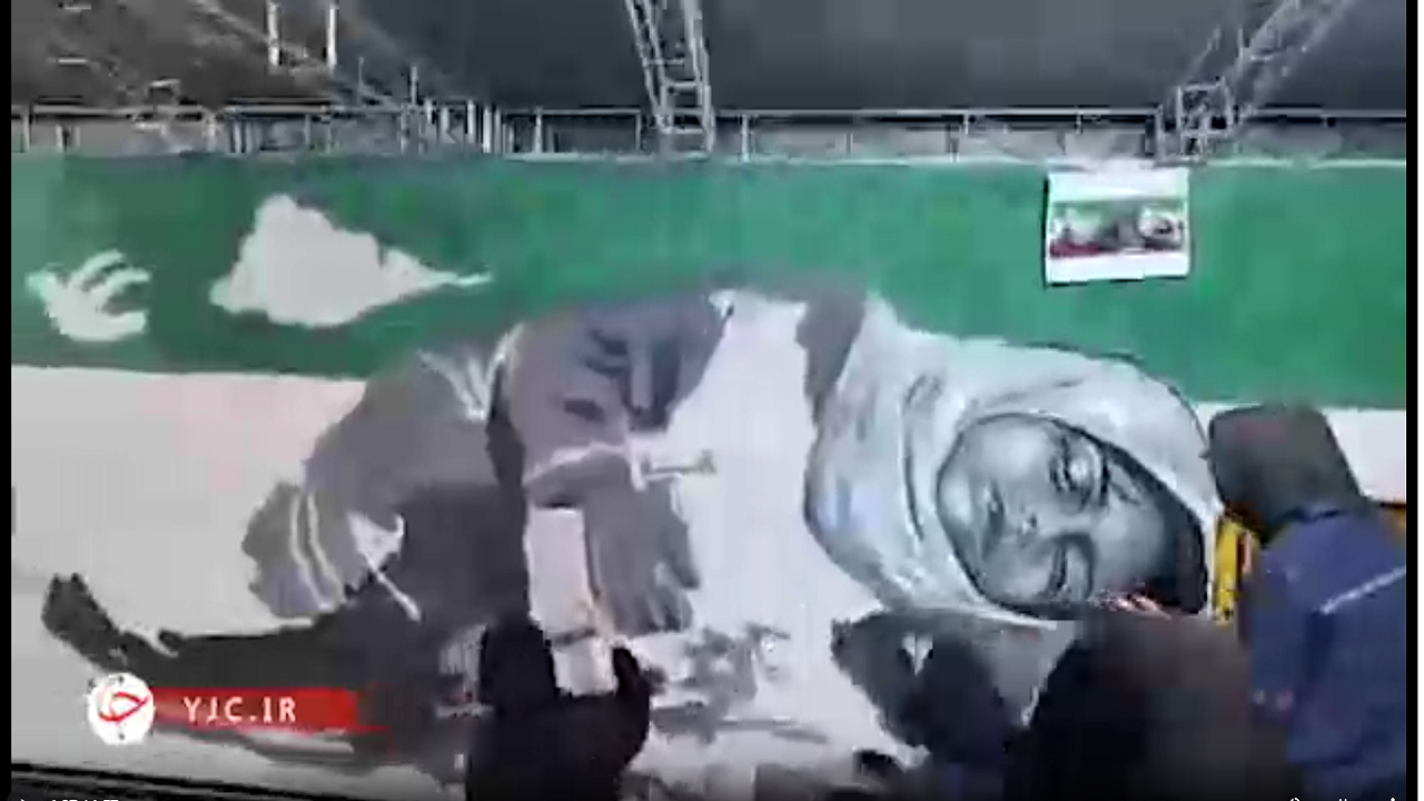 نقاشی ۵۰ مترمربعی هنرمندان قمی به یاد دانش آموزان شهید میناب +فیلم