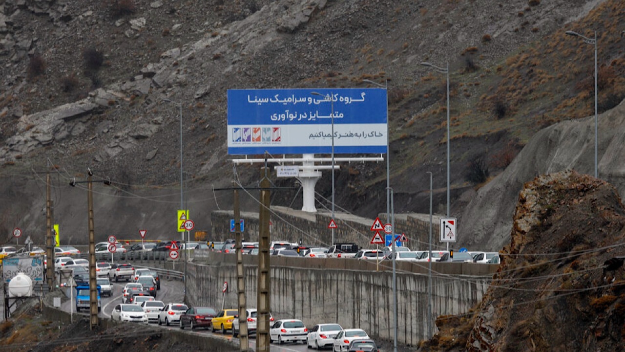ترافیک سنگین در محورهای شمالی کشور/ بارش برف و باران در برخی استان‌ها