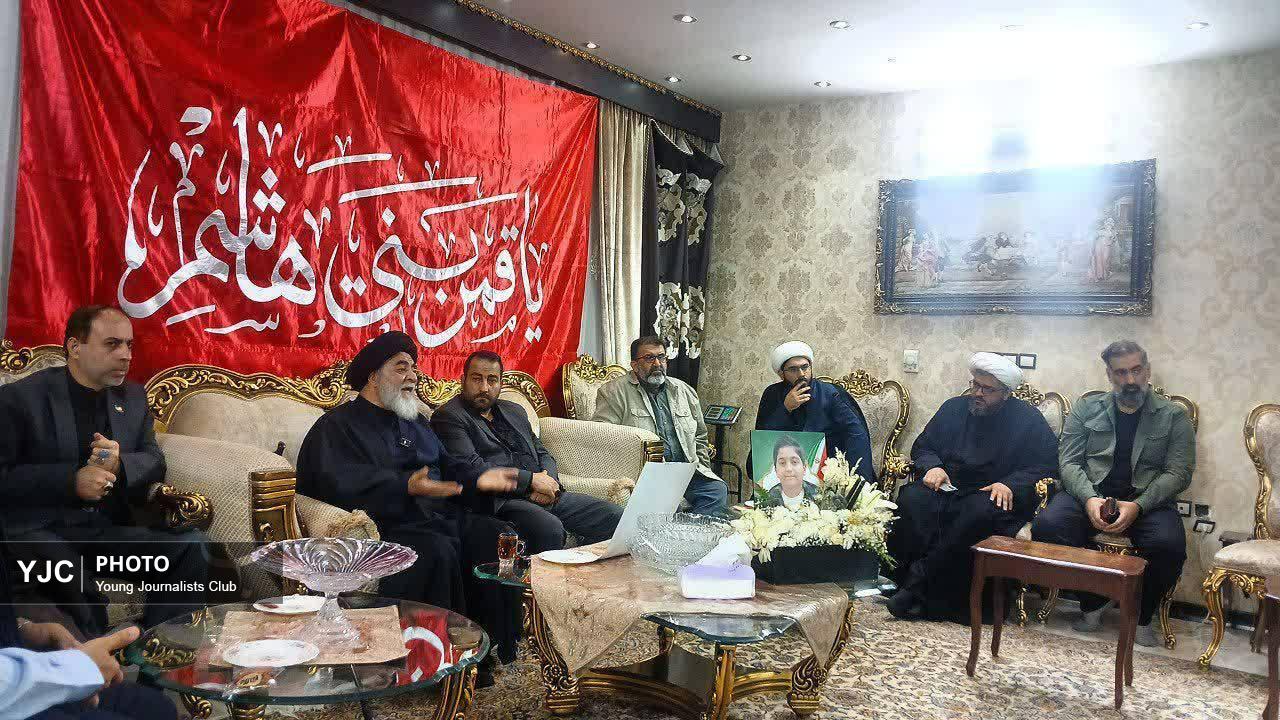 حضور تولیت مسجد مقدس جمکران و جمعی از اهالی رسانه قم در منزل شهید امیرحسین عزتی پور