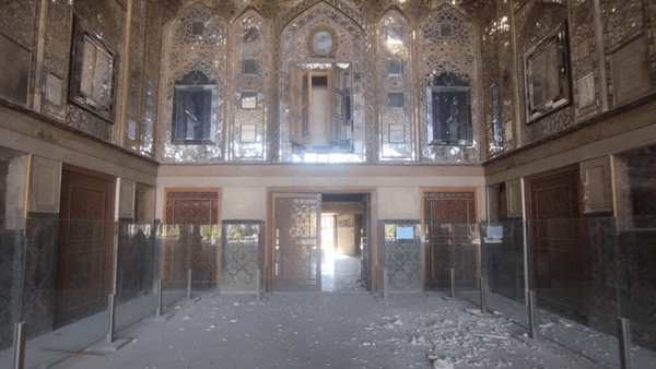 ریزش تزئینات تاریخی در کاخ‌موزه چهلستون ادامه دارد