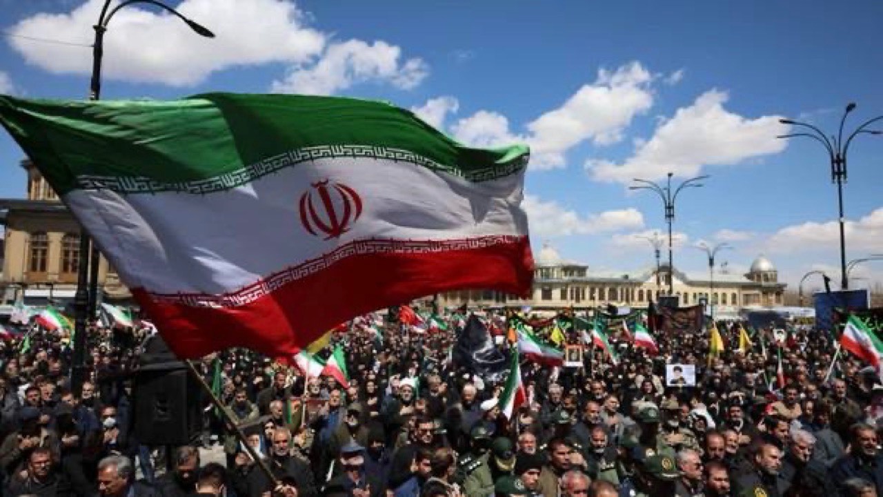 جمع مستان گِرد پرچم سرافراز ایران