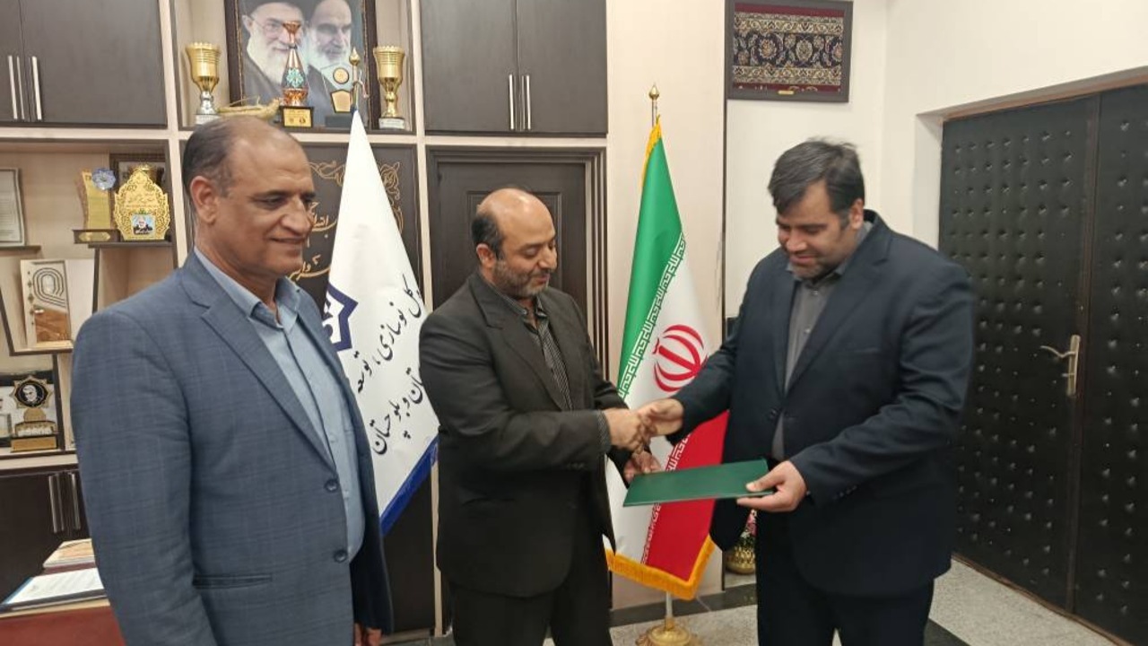 کاشت نهال در مدارس در مسیر اجرای طرح یک میلیارد درخت