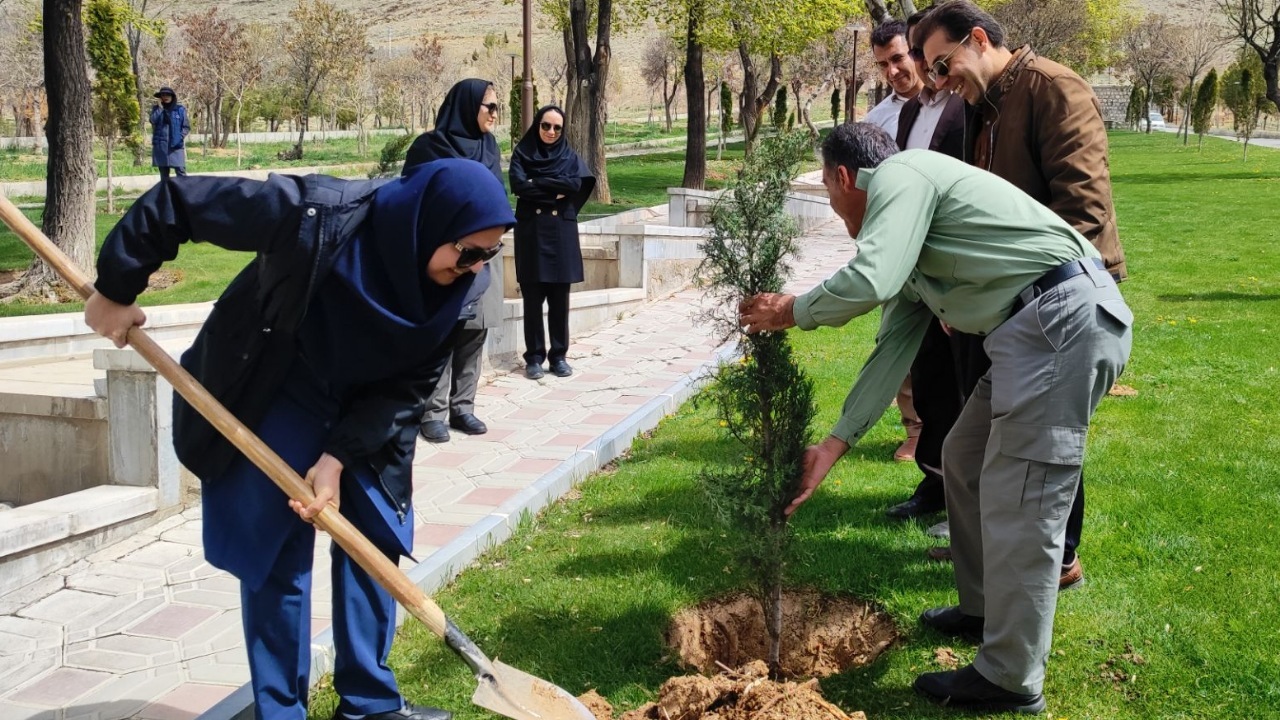 پارک تهلیجان شهرکرد میزبان آیین درختکاری + تصاویر