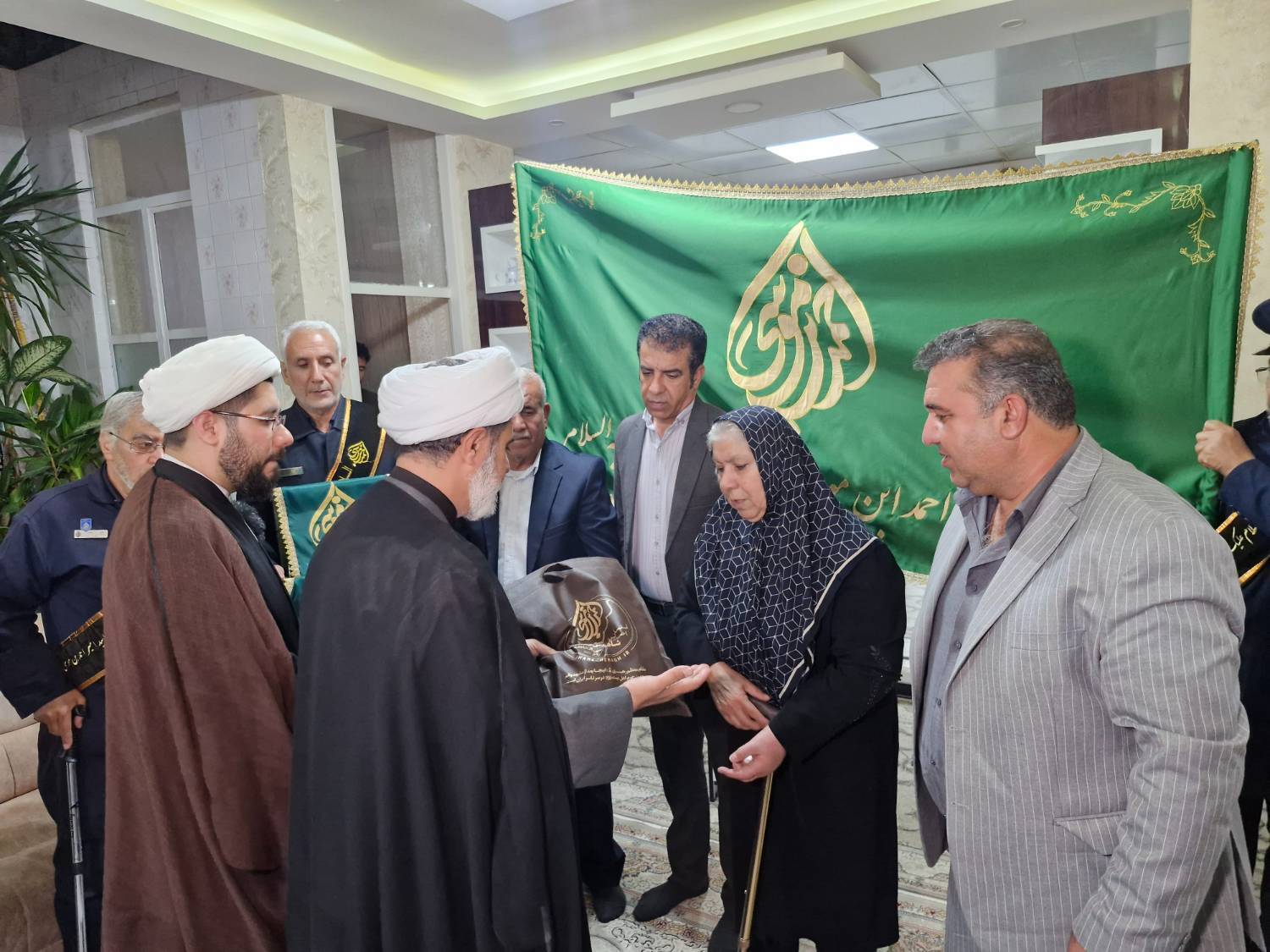 بازدید خادمان حرم شاهچراغ (ع) از خانواده شهدا