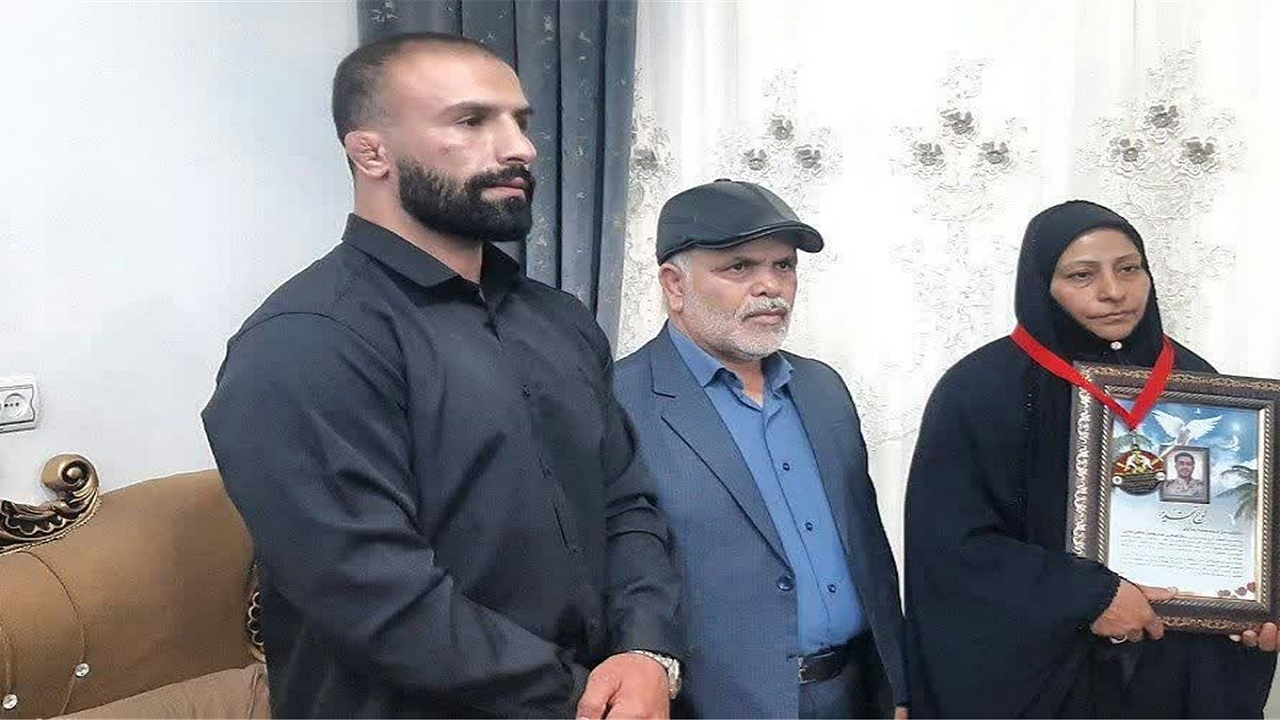 اهدای مدال کشتی گیر کشورمان به خانواده شهید جنگ رمضان