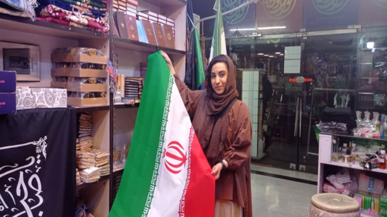 این روزها تولید پرچم، سخت‌ترین کار در ایران است!